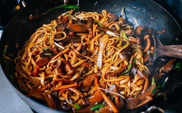 Braised Noodle with Mixed Mushrooms (Veg)